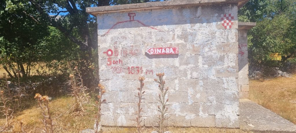 Antigua parada de bus de Glavas, con indicaciones para subir a Dinara