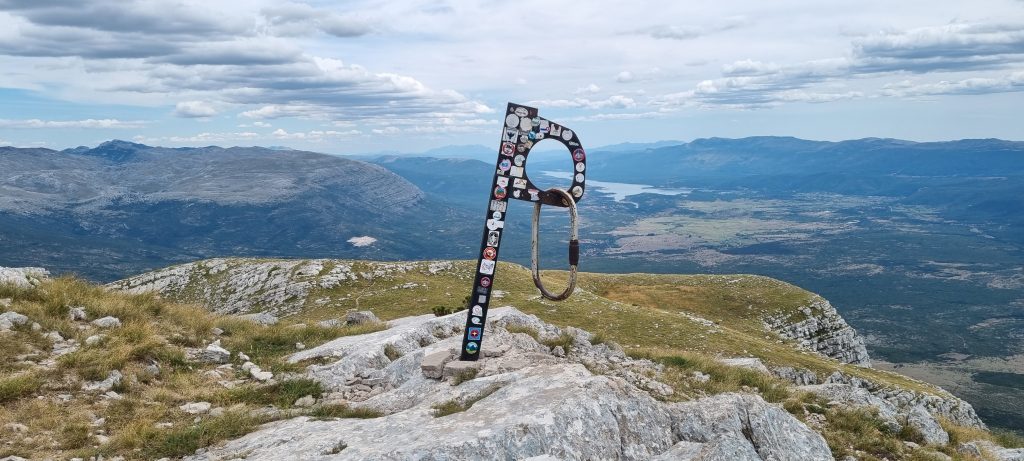 Homenaje a los escaladores en Osljak, camino de Dinara