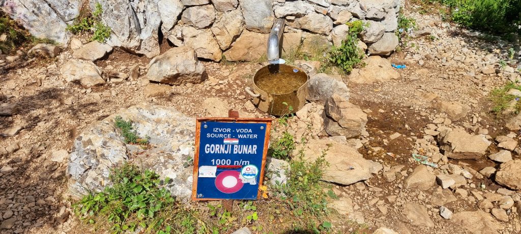 Fuente en la ruta hacia Dinara