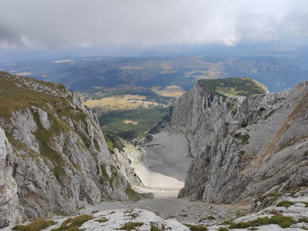 Pleca, paredes de caliza blanca en la ruta hacia Maglic desde Curevo