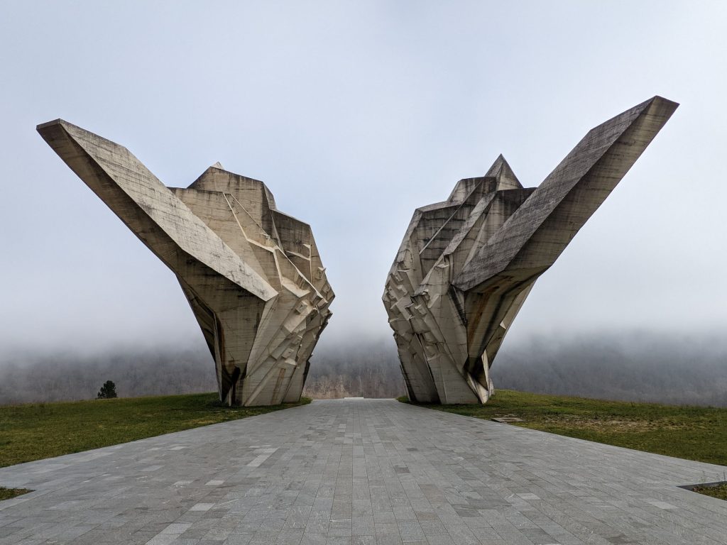 Spomenik, Tjientiste